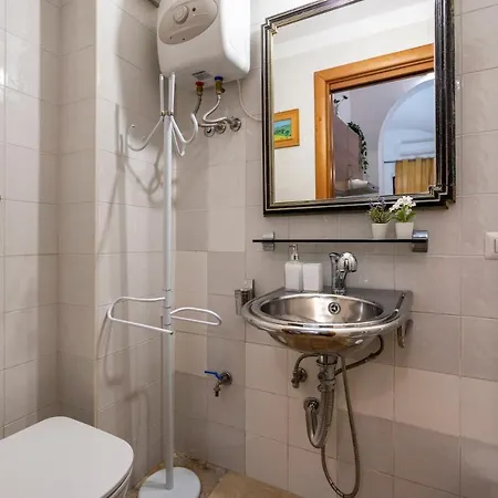 Guesthost - La Tana Del Turista Apartament