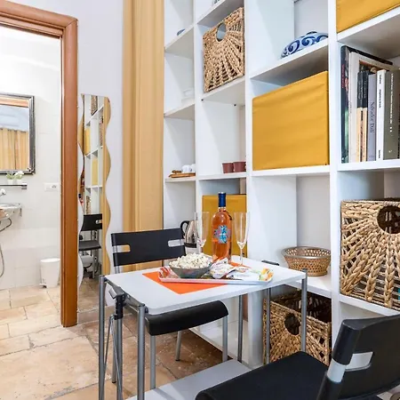 Guesthost - La Tana Del Turista Apartament *