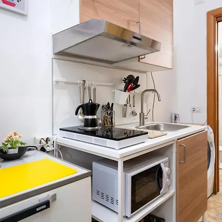 Guesthost - La Tana Del Turista Apartman