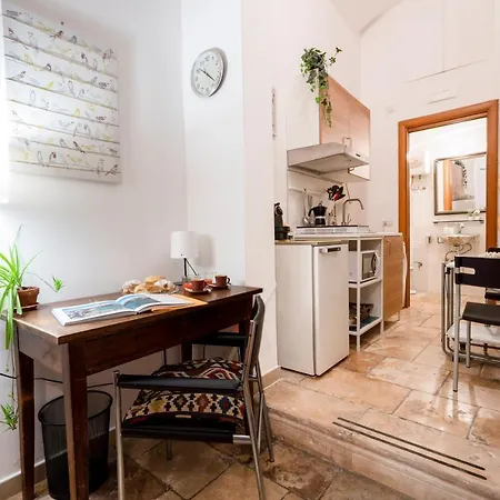 Guesthost - La Tana Del Turista Apartman